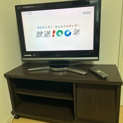 テレビとテレビボードの画像