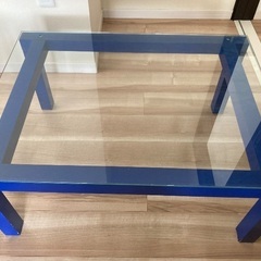 ガラス製のローテーブル