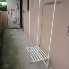 ハンガーラック（洋服掛け）下部に棚有り　早い者勝ち❕　再値下げしました❕の画像