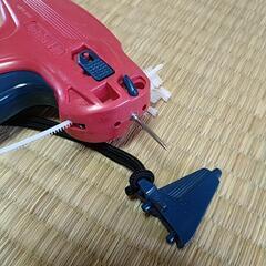 値札付け用タグピストルの画像