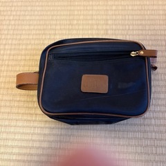 ブラウン レザー クラッチバッグとOld Parr トラベルポーチ ネイビーの画像