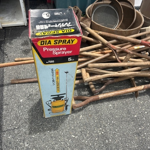 レトロな農具一式。噴霧器付き