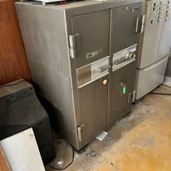有料で処分してくださる方。大型金庫。