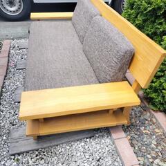 木製ソファーの画像