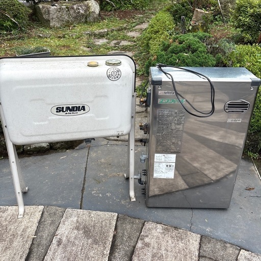 石油給湯器本体とタンク本体　ノーリツ