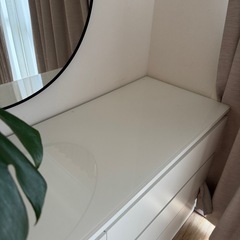 イケアのMALMチェスト（ガラス天板付き）の画像