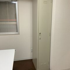 オフィス用家具セット（テーブル・チェア・ロッカー）の画像