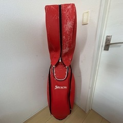 赤いゴルフバッグの画像