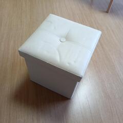 物が入る椅子の画像