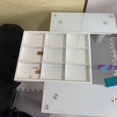 ガラスのローテーブルの画像