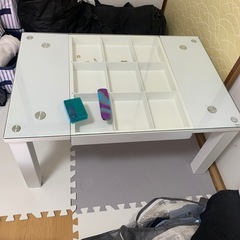 ガラスのローテーブル