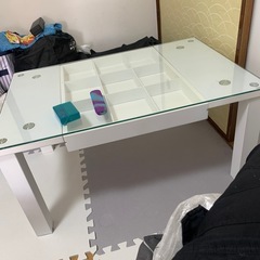 ガラスのローテーブルの画像