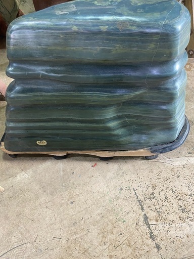 北海道　日高青虎石  
水石　観賞石　台座付き