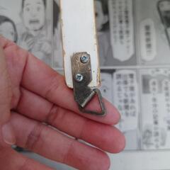 カントリー風の白い壁掛け飾り棚の画像