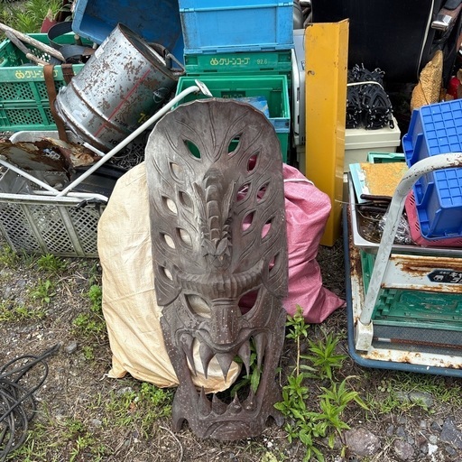 超‼️巨大な仮面の置物