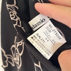 新品レディースTalassio 黒リボン付花柄膝丈スカートの画像