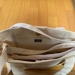 Leeの掛けカバンの画像