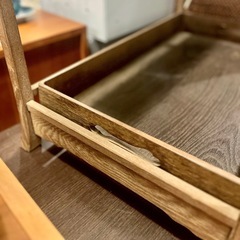 《売約済》【武蔵小山店】 木製トレイ 木製ワゴン トレイワゴン サービングワゴン 2段トレイ アンティーク風 ヴィンテージ風 カフェ什器 店舗什器 キッチンワゴン サイドテーブル レトロ家具 木製家具 小物収納 棚 配膳台 飾り台 飾り棚 古家具 中古家具の画像