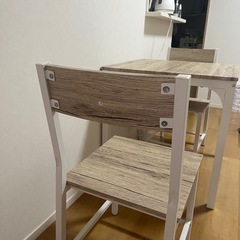 ダイニングテーブルと椅子二脚