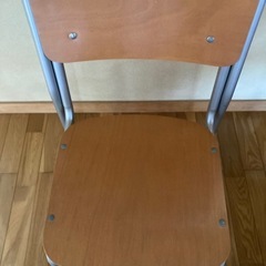 学校にあるような椅子の画像