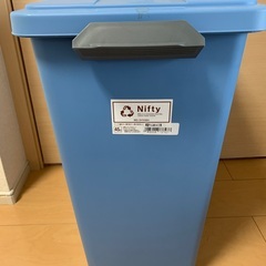 また値下げしました！　ゴミ箱青色45リットルの画像