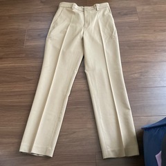 ユニクロ センタープレスパンツ ベージュ