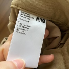 ユニクロ センタープレスパンツ ベージュの画像