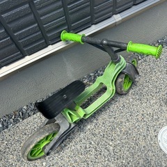 ストライダー　ミニバイク　三輪車　公園　レーサー　乗り物 足けりの画像