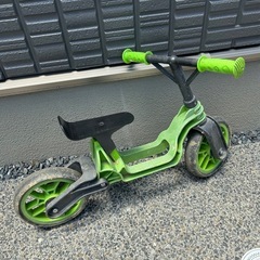 ストライダー　ミニバイク　三輪車　公園　レーサー　乗り物 足けりの画像