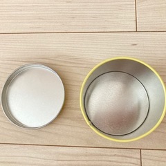 ①かわいいイラストの缶の画像
