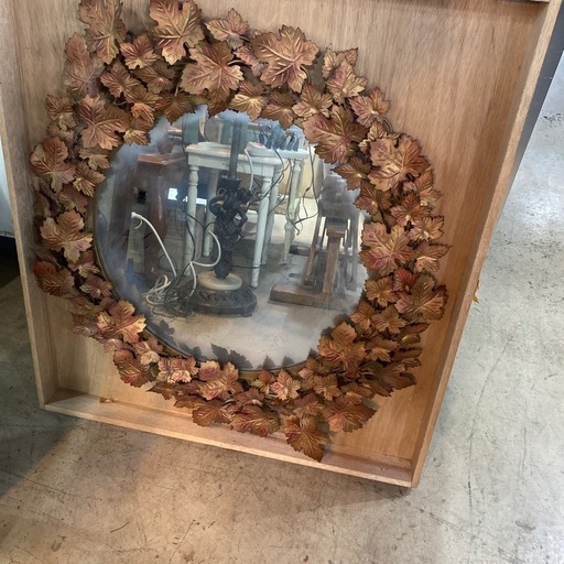 装飾の円形壁掛け鏡　アンティーク