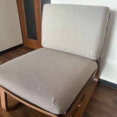 リビングでもダイニングでもつかえるソファチェア・ウォールナット材の画像