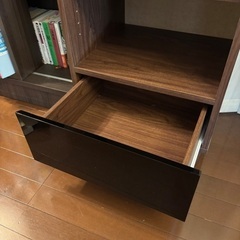 四つ脚ウッドキャビネットの画像