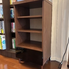 四つ脚ウッドキャビネット