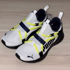 (お話中)プーマ　キッズシューズ白　22cm