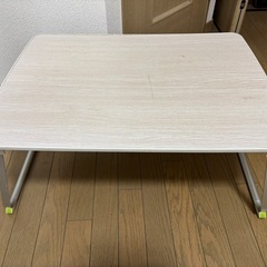 折りたたみテーブルの画像