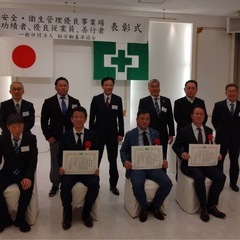 本社にて簡単な事務作業の画像