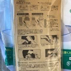 散髪用エプロンとヘアカッターの画像