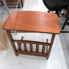 不二貿易 サイドテーブル 幅55cm マガジンラック付き ブラウン系 テーブル 家具 苫小牧西店の画像