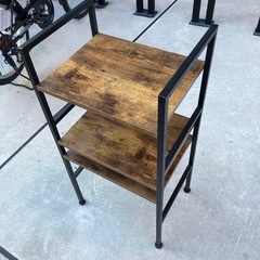 木製の小さな棚