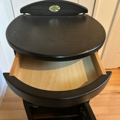 アンティークな電話台の画像