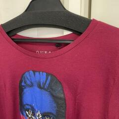 新品タグ付き　ゲス　Tシャツ　カットソー　Sサイズ　ワインレッド　装飾の画像