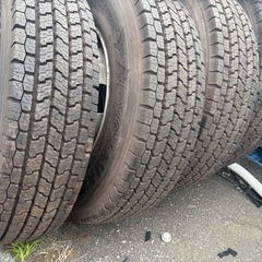 トラックタイヤ6本セットの画像