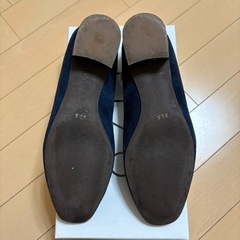 【AKAKURA】本革スクエアトゥパンプス／22.5cm ネイビーの画像