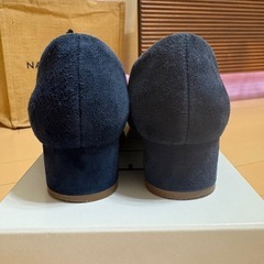 【AKAKURA】本革スクエアトゥパンプス／22.5cm ネイビーの画像