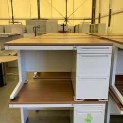 【OF-42】美品 Plus プラス 鍵付き　オフィスデスク 片袖机 横幅120cm 大量在庫 OAデスク ワークデスク スチール 木目ナチュラル　定価約9万 4点以上まとめて購入で配送特典アリ 　検)事務机　オフィス チェア　会議 椅子　ロッカー　ミーティングテーブル　応接ソファ 店舗 事務所 什器　書庫 本棚 ラック デスク スチール 美品多数 格安 【中古オフィス家具】の画像