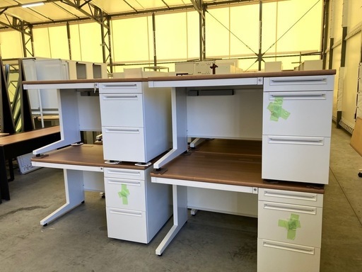 【OF-42】美品 Plus プラス 鍵付き　オフィスデスク 片袖机 横幅120cm 大量在庫 OAデスク ワークデスク スチール 木目ナチュラル　定価約9万 4点以上まとめて購入で配送特典アリ 　検)事務机　オフィス チェア　会議 椅子　ロッカー　ミーティングテーブル　応接ソファ 店舗 事務所 什器　書庫 本棚 ラック デスク スチール 美品多数 格安 【中古オフィス家具】