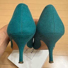 【箱付き・美品】VANITY BEAUTY グリーン スエードパンプス／22.5cm／7.5cmヒールの画像