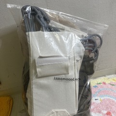 バッグ、カップ、収納袋などの生活用品が入っていますの画像
