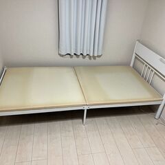 白のベッドフレームをあげます